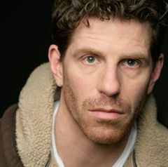 Matt DeCoster interpreta Ellis Island Translator (uncredited)