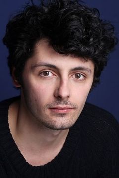 Tom Oakley interpreta Ensemble Performer