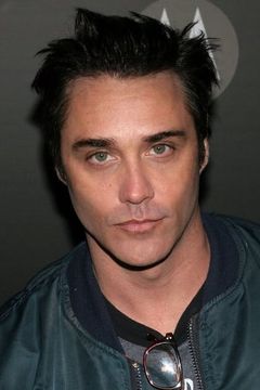 Vincent Young interpreta Curly