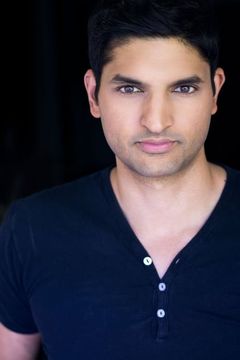 Serge Jaswal interpreta BSG CIC Marine (as Sooraj Jaswal)