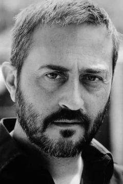 Alberto Angrisano interpreta Ufficiale dei carabinieri