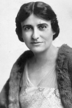 Florence Auer interpreta Mrs. Braddock (Uncredited)