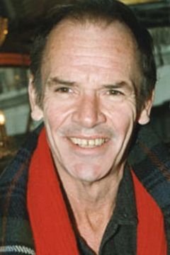 David Warbeck interpreta Inspector Gorley