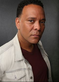 Harry Sutton Jr. interpreta Officer Troy