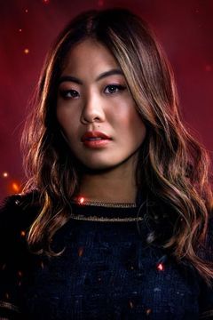 Nicole Kang interpreta Bev