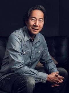 Henry Cho interpreta Ned Nakamori