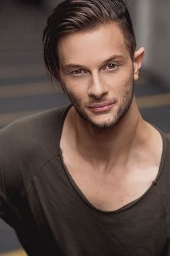 Adam Ovadia interpreta Undercover Housekeeper