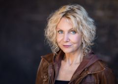 Aenne Barr interpreta Beth Riley
