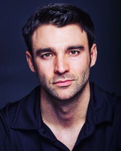 Jon Welch interpreta Tom