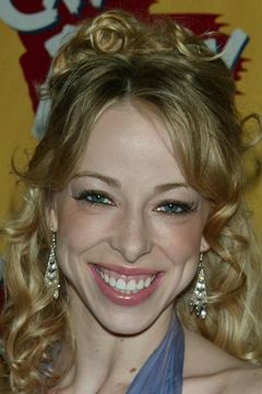 Lacey Kohl interpreta Louisa