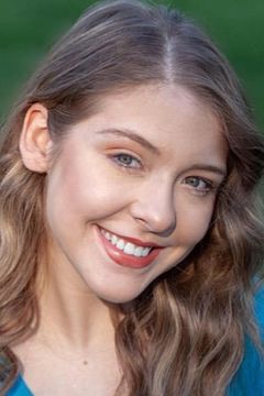 Emmalee Parker interpreta High School Student (uncredited)