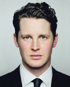 Benjamin Noble interpreta Police Agent