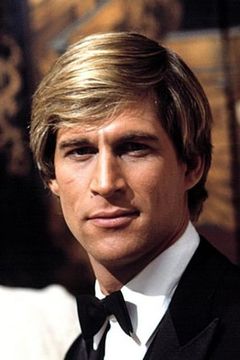Simon MacCorkindale interpreta Lucius