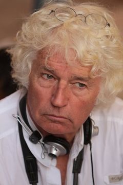 Jean-Jacques Annaud interpreta Self