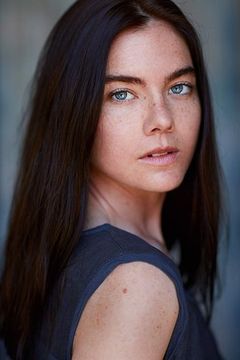 Sarah J. Bartholomew interpreta Ingrid