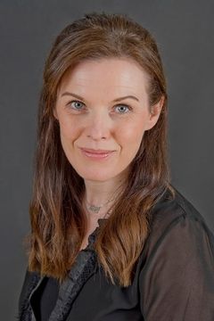 Noella Brennan interpreta Hotel Clerk