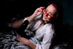 Angela Shelton interpreta Costume Girl