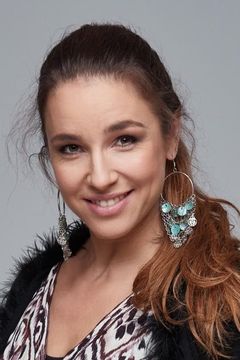 Linda Fekete interpreta Sue