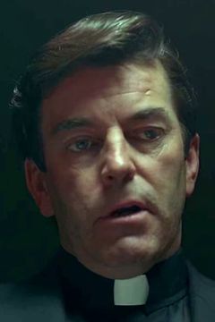 Joseph Patrick Finn interpreta Whispering Priest