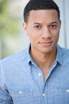 Christopher Allen interpreta Runako