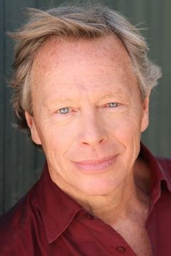 Tad Jones interpreta Reno News Reporter