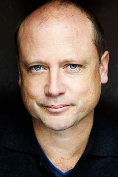 Alan Dukes interpreta John