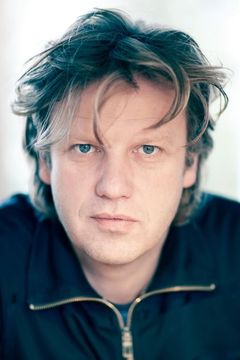 Peter Paul Muller interpreta Mr. Blom