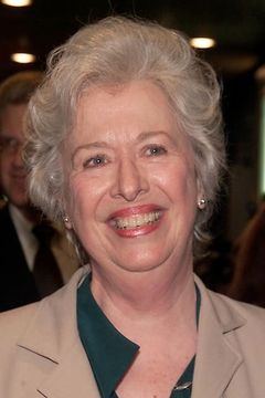Polly Holliday interpreta Judge Westreich