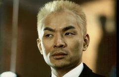Ming Lo interpreta Clerk