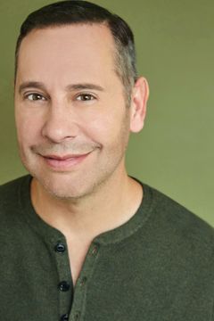 James Babbin interpreta Movie Patron (uncredited)