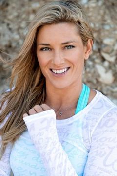 Heidi Moneymaker interpreta Kelvin Crewmember (uncredited)