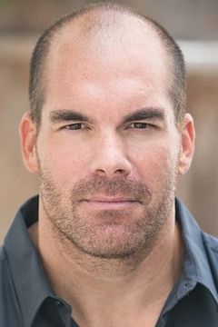 Brandon Molale interpreta Strip Club Bouncer