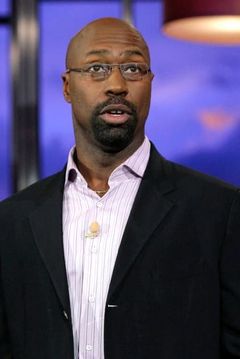 Mario Joyner interpreta Henderson