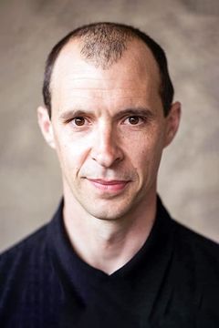 Tom Vaughan-Lawlor interpreta Conor