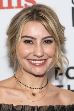 Chelsea Kane interpreta Victoria