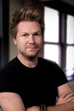 Alex Albrecht interpreta Additional Voices (voice)
