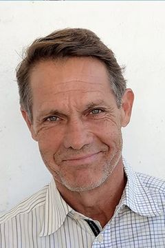 Glen Baggerly interpreta Colonel Lochner