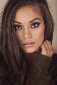 Alyssa Lynch interpreta Lola