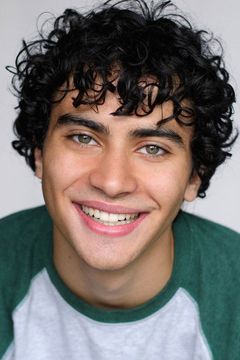 Adam Abdo interpreta Isaac Sanders