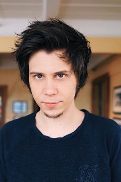 Rubén Doblas Gundersen interpreta Young Man (uncredited)