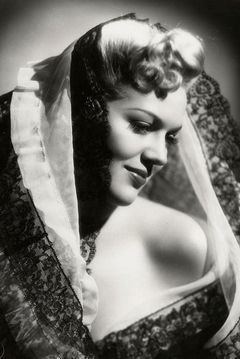 Martha O'Driscoll interpreta Ivy Devereaux