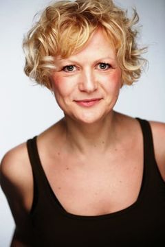 Olivia Quinn interpreta Aunt of the Bride (uncredited)