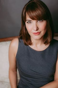 Kirsten Robek interpreta Shirley