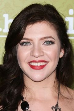 Blaine Saunders interpreta Carly