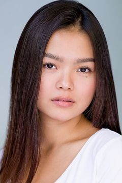 Lisa Yamada interpreta Alison