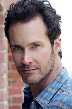 Randall Batinkoff interpreta Man In Black Suit Agent