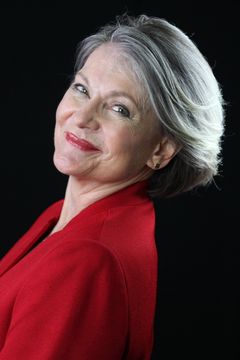 Annie Cook interpreta Alice Dale