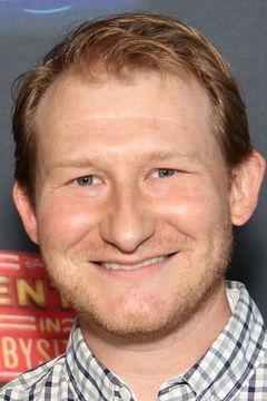Adam Wylie interpreta Joey