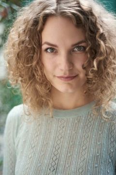 Christina Arends interpreta Maja von Thalheim