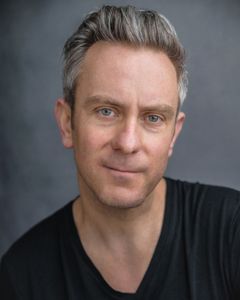 Jonathan Rhodes interpreta Journalist 2